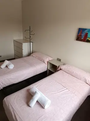 Plano de Villa Mediterránea con Cinco Dormitorios y Piscina