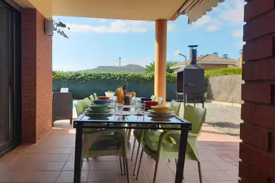 Plano de Villa Mediterránea con Cinco Dormitorios y Piscina
