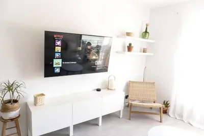 Una televisión o centro de entretenimiento en Apartamento con Parking a 50m de la playa