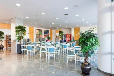 Un restaurante o sitio para comer en Apartaments Condado by Marsol