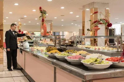 Comida en o cerca de este hotel