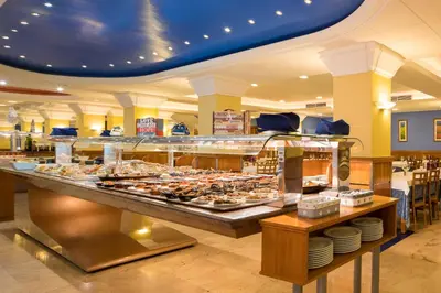 Comida en o cerca de este hotel