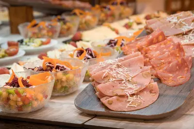 Comida en o cerca de este hotel