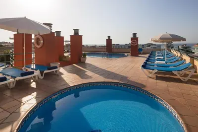 Piscina en o cerca de htop Royal Sun Suites #htopFun