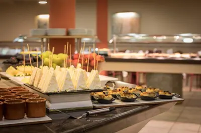 Comida en o cerca de este hotel