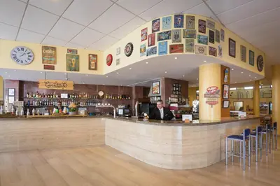 El salón o zona de bar de htop Royal Sun Suites #htopFun
