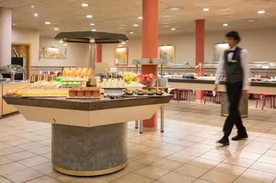 Comida en o cerca de este hotel
