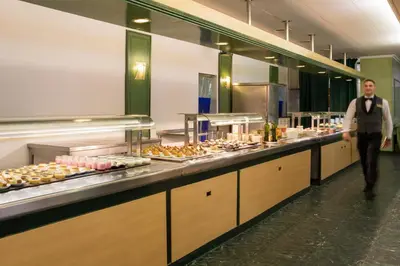 Comida en o cerca de este hotel