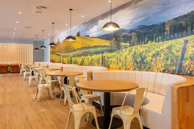 Un restaurante o sitio para comer en L'Azure Hotel 4* Sup