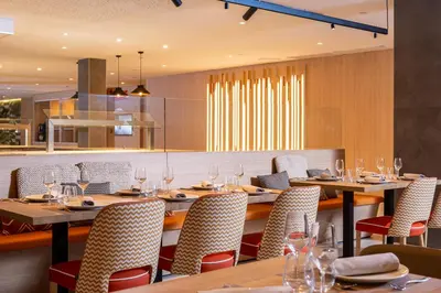 Un restaurante o sitio para comer en L'Azure Hotel 4* Sup