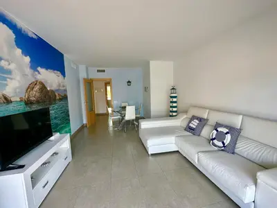 Una televisión o centro de entretenimiento en NEW! Apartamento con 2 piscinas, parque infantil, a 1 min de la playa