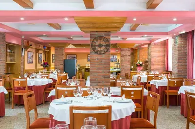Un restaurante o sitio para comer en Hotel Ridomar 365