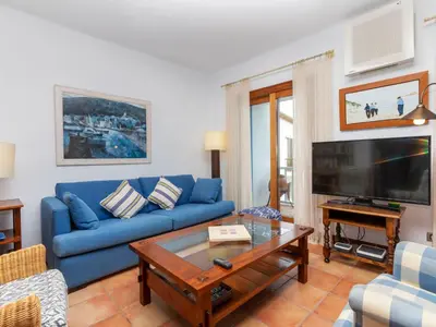 Una televisión o centro de entretenimiento en Apartment Sa Riera Beach by Interhome