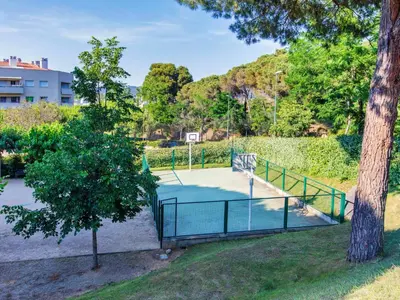 Instalaciones para jugar a tenis o squash en Apartment Lloret Garden by Interhome o alrededores
