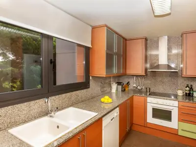 Una cocina o zona de cocina en Apartment Lloret Garden by Interhome