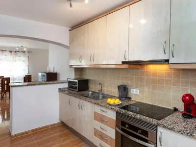 Una cocina o zona de cocina en Holiday Home Floradise by Interhome