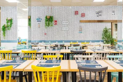 Un restaurante o sitio para comer en Aparthotel Ona Palamós