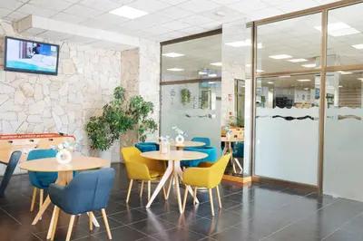 Una televisión o centro de entretenimiento en Aparthotel Ona Palamós