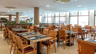 Un restaurante o sitio para comer en Medplaya Hotel Monterrey