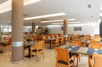 Un restaurante o sitio para comer en Medplaya Hotel Monterrey