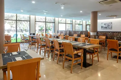 Un restaurante o sitio para comer en Medplaya Hotel Monterrey