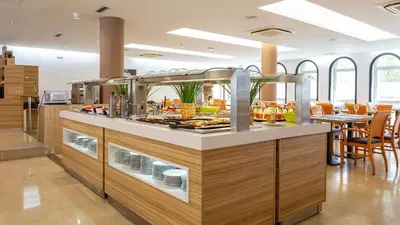 Comida en o cerca de este hotel