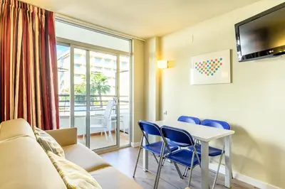 Una televisión o centro de entretenimiento en Medplaya Aparthotel Esmeraldas