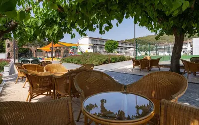 Un restaurante o sitio para comer en Medplaya Aparthotel Sant Eloi