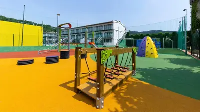 Zona de juegos infantil en Medplaya Aparthotel Sant Eloi