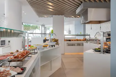 Comida en o cerca de este hotel