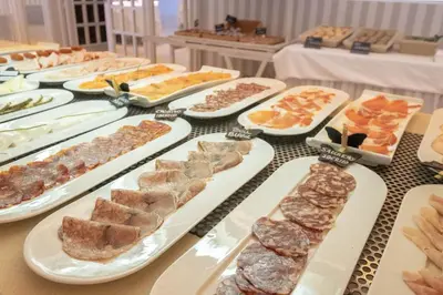 Comida en o cerca de este hotel