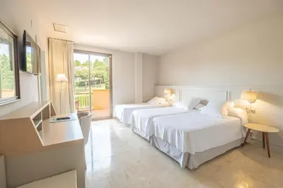 Cama o camas de una habitación en S'Agaró Hotel Spa & Wellness