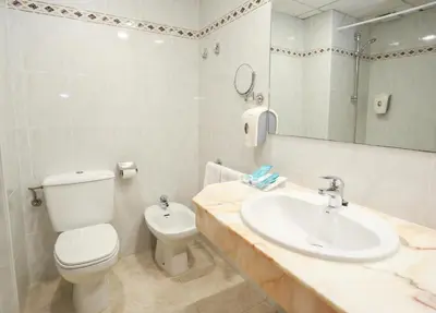 Un baño de KAKTUS Hotel Volga