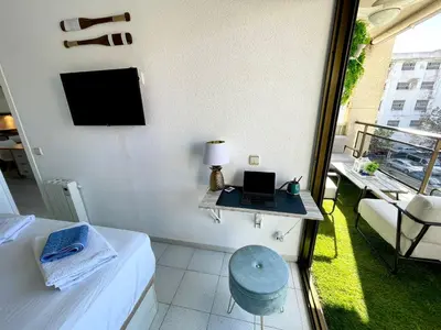 Una televisión o centro de entretenimiento en Apartemento piscina centro calella 3 min playa