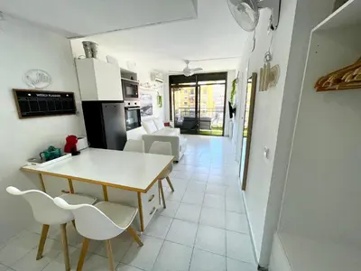 Una cocina o zona de cocina en Apartemento piscina centro calella 3 min playa