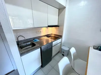Una cocina o zona de cocina en Apartemento piscina centro calella 3 min playa