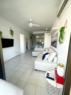 Una televisión o centro de entretenimiento en Apartemento piscina centro calella 3 min playa