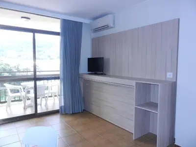 Una televisión o centro de entretenimiento en GHT Aparthotel Tossa Park
