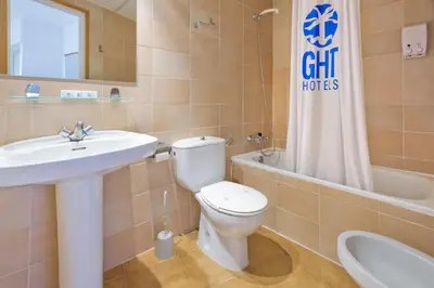 Un baño de GHT Aparthotel Tossa Park