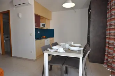 Una cocina o zona de cocina en Aparthotel Safari