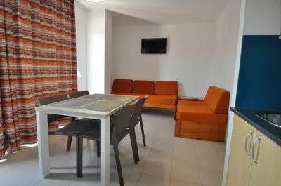 Una televisión o centro de entretenimiento en Aparthotel Safari