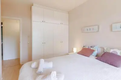 Cama o camas de una habitación en Pretty garden apartment next to a charming beach
