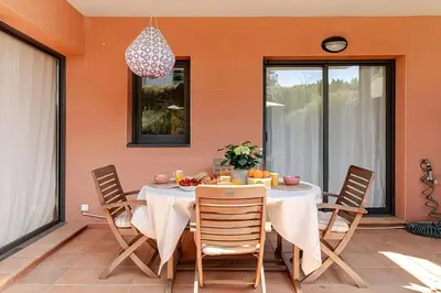 Plano de Pretty garden apartment next to a charming beach