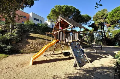 Zona de juegos infantil en Pretty garden apartment next to a charming beach