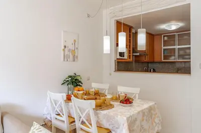 Plano de Pretty garden apartment next to a charming beach