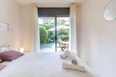 Cama o camas de una habitación en Pretty garden apartment next to a charming beach