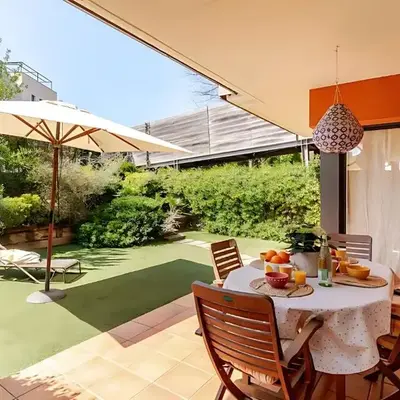 Pretty garden apartment next to a charming beach