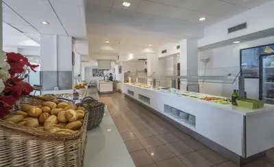 Comida en o cerca de este hotel