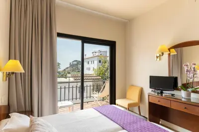 Cama o camas de una habitación en RVHotels Avenida