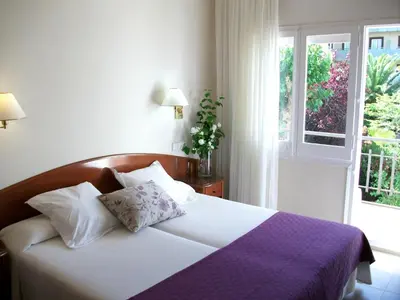 Cama o camas de una habitación en RVHotels Avenida